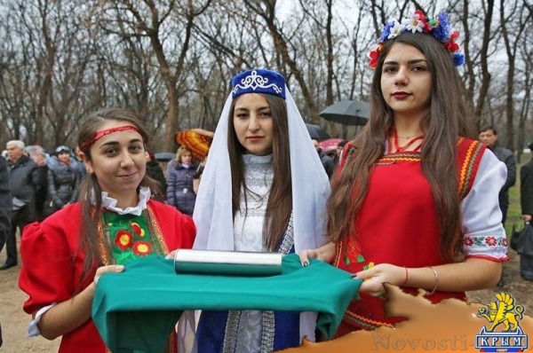 Аксёнов заложил капсулу под строительство Центра полиэтнической культуры молодежи в Симферополе и вручил ключи от 90 новых квартир реабилитированным гражданам (ФОТО) - «Политика Крыма»