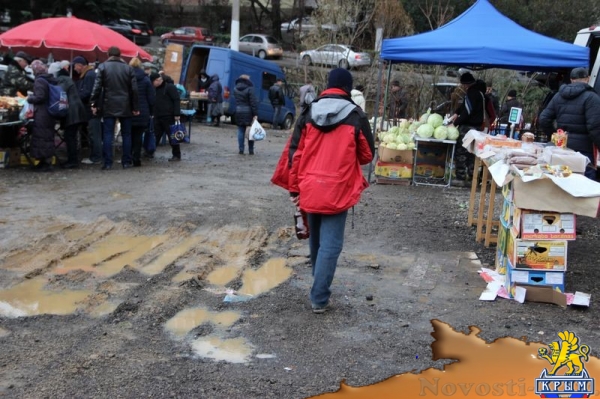 В Ялте прошла продуктовая ярмарка в грязи - «Новости Крыма»