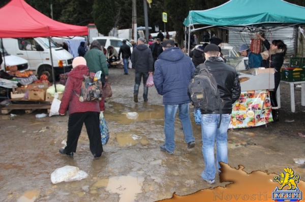 В Ялте прошла продуктовая ярмарка в грязи - «Новости Крыма»