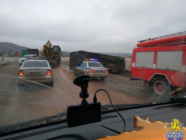 Автобус с пассажирами и ещё три автомобиля перевернулись из-за гололёда на трассе Феодосия – Симферополь в районе Грушевского перевала (ФОТО) - «Общество Крыма»