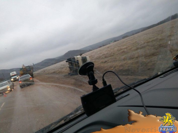 Автобус с пассажирами и ещё три автомобиля перевернулись из-за гололёда на трассе Феодосия – Симферополь в районе Грушевского перевала (ФОТО) - «Общество Крыма»