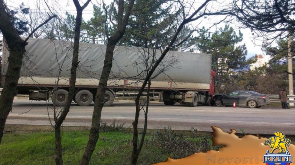 На трассе Алушта-Ялта легковушка врезалась в фуру (ФОТО) - «Симферополь»