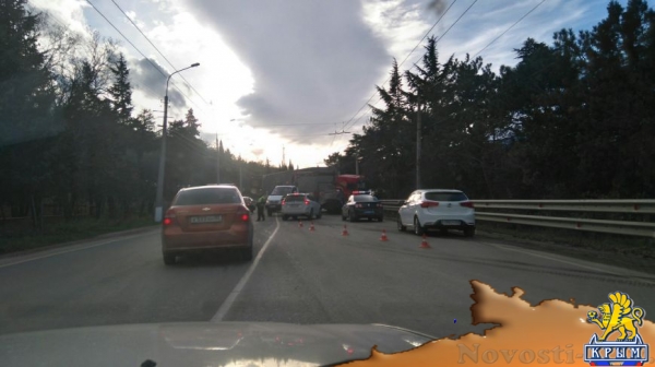 На трассе Алушта-Ялта легковушка врезалась в фуру (ФОТО) - «Симферополь»