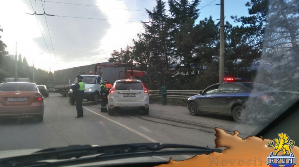 На трассе Алушта-Ялта легковушка врезалась в фуру (ФОТО) - «Симферополь»