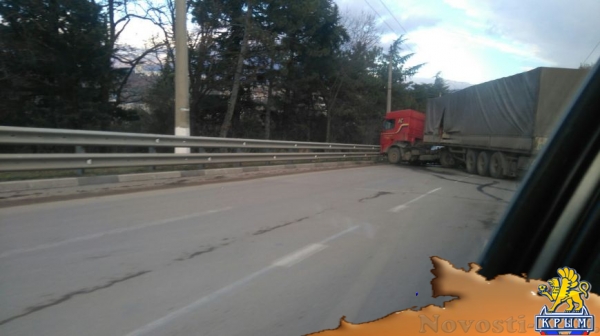 На трассе Алушта-Ялта легковушка врезалась в фуру (ФОТО) - «Симферополь»