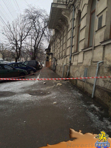 В центре Симферополя "осыпалось" здание Минстроя РК, повредив припаркованный автомобиль (ФОТОФАКТ) - «Симферополь»