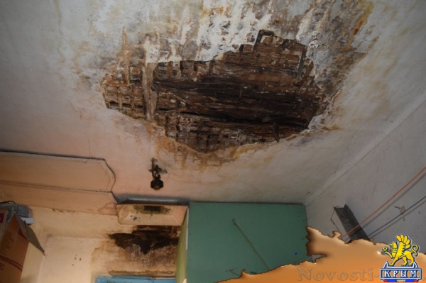 Жильцам симферопольского общежития пообещали отремонтировать протекающую крышу до 25 декабря (ФОТО) - «Симферополь»