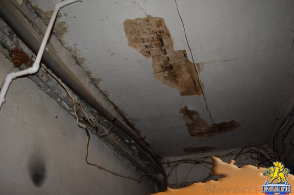 Жильцам симферопольского общежития пообещали отремонтировать протекающую крышу до 25 декабря (ФОТО) - «Симферополь»