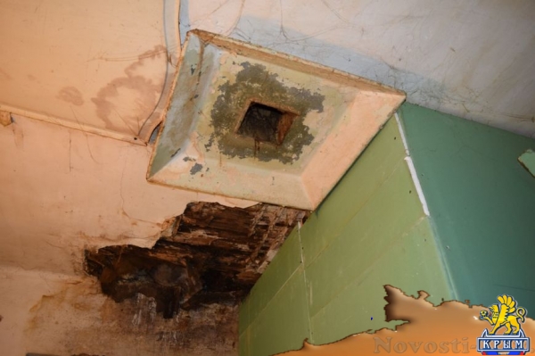 Жильцам симферопольского общежития пообещали отремонтировать протекающую крышу до 25 декабря (ФОТО) - «Симферополь»