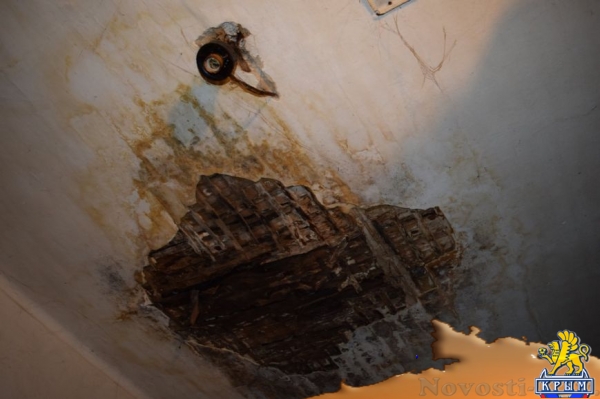 Жильцам симферопольского общежития пообещали отремонтировать протекающую крышу до 25 декабря (ФОТО) - «Симферополь»