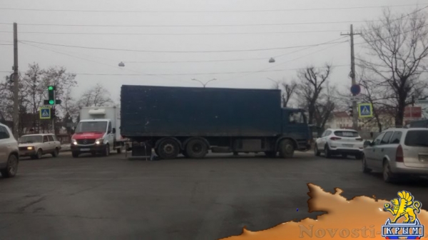 В Симферополе образовалась большая пробка из-за столкновения фуры и учебной машины (ФОТО) - «Симферополь»