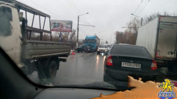 В Симферополе образовалась большая пробка из-за столкновения фуры и учебной машины (ФОТО) - «Симферополь»