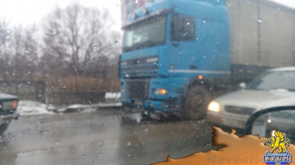 В Симферополе образовалась большая пробка из-за столкновения фуры и учебной машины (ФОТО) - «Симферополь»