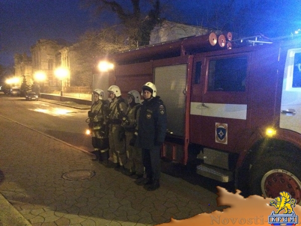 Керченские спасатели отработали действия по тушению условного пожара в доме культуры - «Керчь»