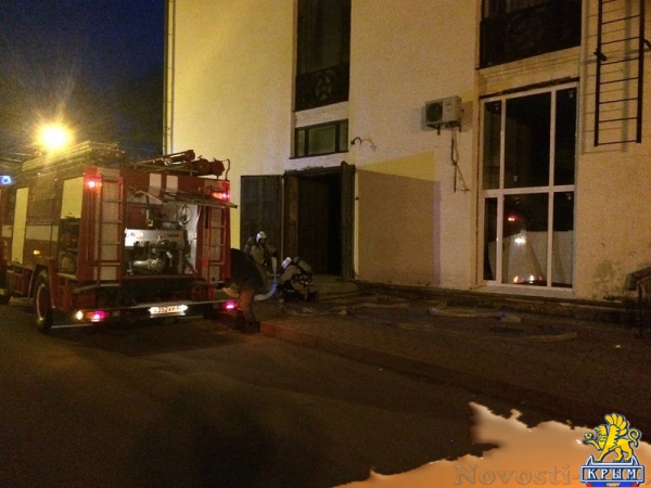 Керченские спасатели отработали действия по тушению условного пожара в доме культуры - «Керчь»