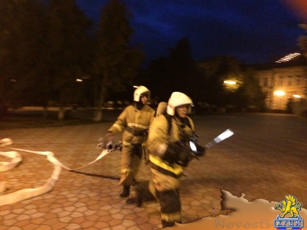 Керченские спасатели отработали действия по тушению условного пожара в доме культуры - «Керчь»