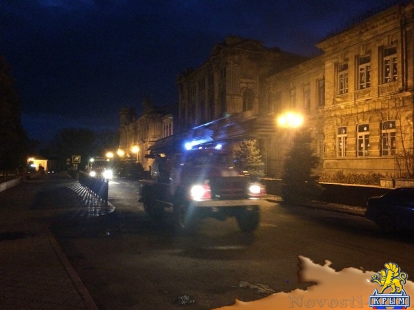 Керченские спасатели отработали действия по тушению условного пожара в доме культуры - «Керчь»