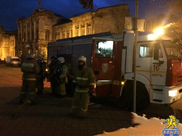 Керченские спасатели отработали действия по тушению условного пожара в доме культуры - «Керчь»