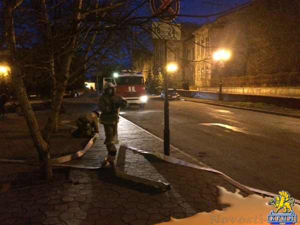 Керченские спасатели отработали действия по тушению условного пожара в доме культуры - «Керчь»