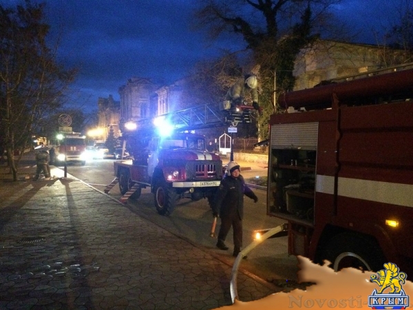 Керченские спасатели отработали действия по тушению условного пожара в доме культуры - «Керчь»