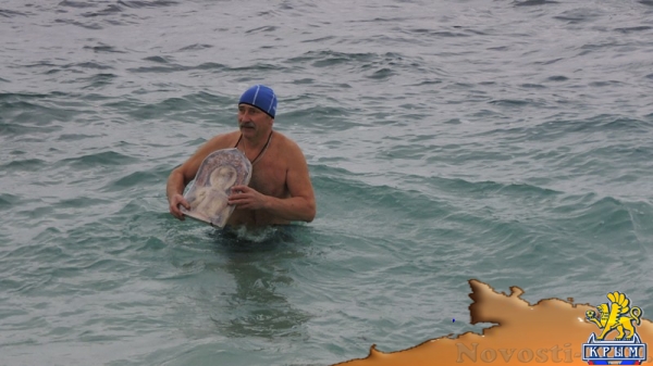 Крымские "моржи" искупались в Херсонесе с иконой святителя Николая (ФОТО, ВИДЕО)  - «Общество»