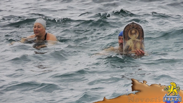 Крымские "моржи" искупались в Херсонесе с иконой святителя Николая (ФОТО, ВИДЕО)  - «Общество»