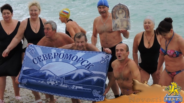 Крымские "моржи" искупались в Херсонесе с иконой святителя Николая (ФОТО, ВИДЕО)  - «Общество»