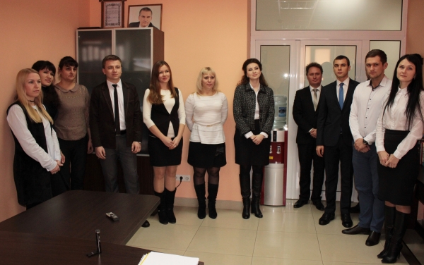 В Госкомрегистре поздравили новых госрегистраторов с успешной сдачей экзамена и вручили соответствующие документы о присвоении статуса - «Госкомрегистр»