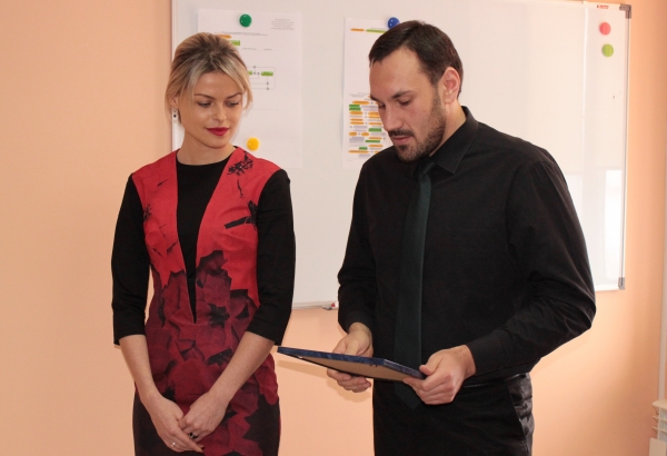 В Госкомрегистре поздравили новых госрегистраторов с успешной сдачей экзамена и вручили соответствующие документы о присвоении статуса - «Госкомрегистр»