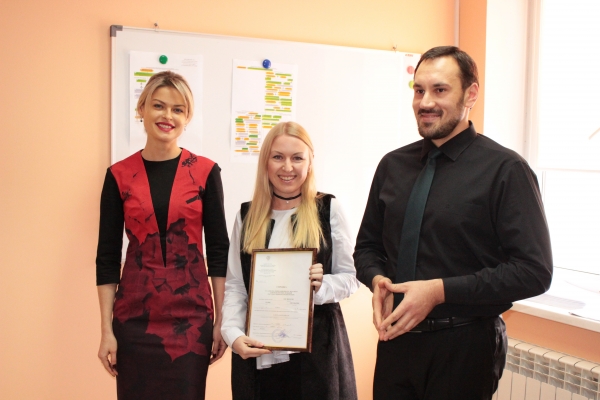 В Госкомрегистре поздравили новых госрегистраторов с успешной сдачей экзамена и вручили соответствующие документы о присвоении статуса - «Госкомрегистр»