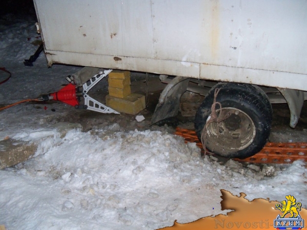 «Газель» застряла в провале, образовавшемся на одной из улиц Симферополя - «Происшествия»