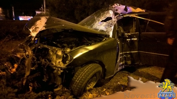 В Севастополе "скорая" врезалась в дом, а девушка на иномарке – в столб (ФОТО)  - «Происшествия»