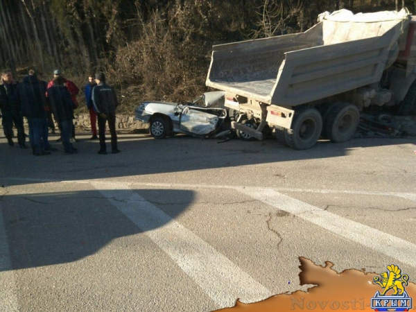Под Ялтой тяжелое ДТП: КАМАЗ смял легковушку - «Происшествия»