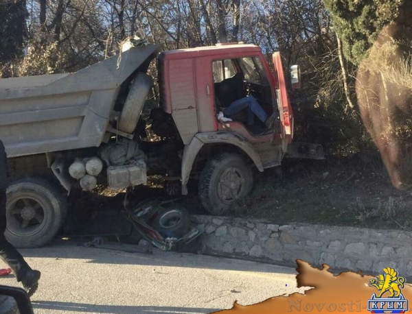 Под Ялтой тяжелое ДТП: КАМАЗ смял легковушку - «Происшествия»