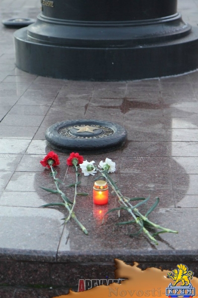 Керчане начали возлагать цветы и свечи в память о жертвах авиакатастрофы в Черном море - «Керчь»