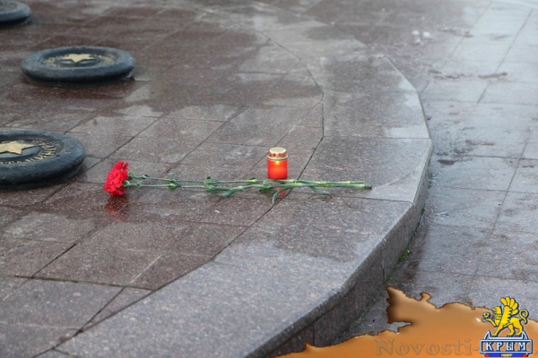 Керчане начали возлагать цветы и свечи в память о жертвах авиакатастрофы в Черном море - «Керчь»