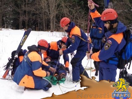 Крымские спасатели оказывают помощь в горах - «Происшествия» Крымские спасатели оказывают помощь в горах - «Происшествия»