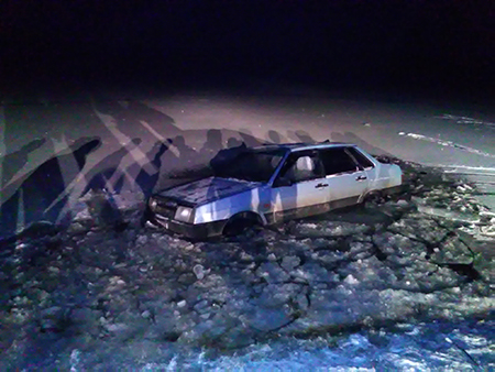 Спасатели «КРЫМ-СПАС» оказали помощь водителю авто, провалившегося под лед на Симферопольском водохранилище - «МЧС» Спасатели «КРЫМ-СПАС» оказали помощь водителю авто, провалившегося под лед на Симферопольском водохранилище - «МЧС»
