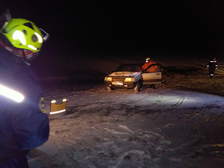 Спасатели «КРЫМ-СПАС» оказали помощь водителю авто, провалившегося под лед на Симферопольском водохранилище - «МЧС» Спасатели «КРЫМ-СПАС» оказали помощь водителю авто, провалившегося под лед на Симферопольском водохранилище - «МЧС»