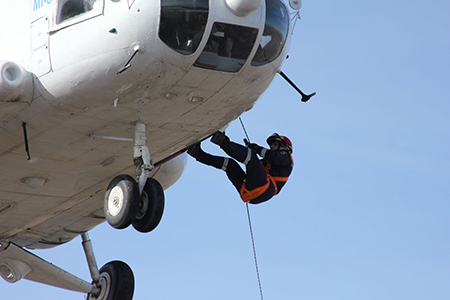 «КРЫМ-СПАС» продолжает принимать участие в учебных тренировках по беспарашютному десантированию - «МЧС» «КРЫМ-СПАС» продолжает принимать участие в учебных тренировках по беспарашютному десантированию - «МЧС»