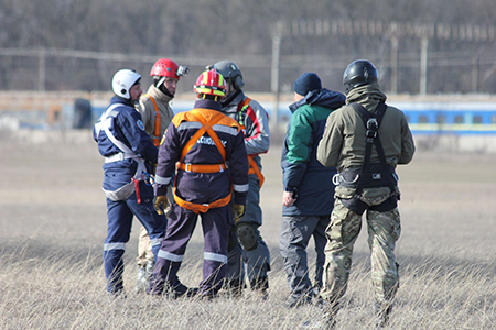 «КРЫМ-СПАС» продолжает принимать участие в учебных тренировках по беспарашютному десантированию - «МЧС» «КРЫМ-СПАС» продолжает принимать участие в учебных тренировках по беспарашютному десантированию - «МЧС»