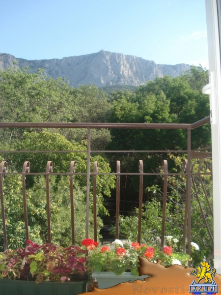 Отдых в Ялте. Сдаётся 3 этаж частного дома в Кастрополе. Шикарный вид из всех окон на море, горы. Отдых в Крыму 2017 - жильё в Крыму без посредников - «Отдых в Ялте»