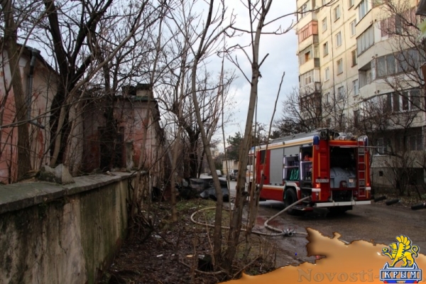 Пожарные спасли четырёх человек из огня в Симферополе (ФОТО) - «Возвращение в Россию» Пожарные спасли четырёх человек из огня в Симферополе (ФОТО) - «Возвращение в Россию»