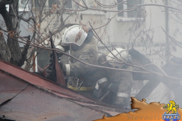 Пожарные спасли четырёх человек из огня в Симферополе (ФОТО) - «Возвращение в Россию» Пожарные спасли четырёх человек из огня в Симферополе (ФОТО) - «Возвращение в Россию»