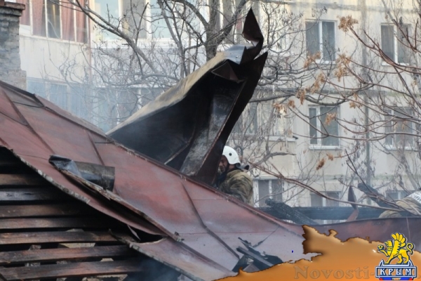 Пожарные спасли четырёх человек из огня в Симферополе (ФОТО) - «Возвращение в Россию» Пожарные спасли четырёх человек из огня в Симферополе (ФОТО) - «Возвращение в Россию»