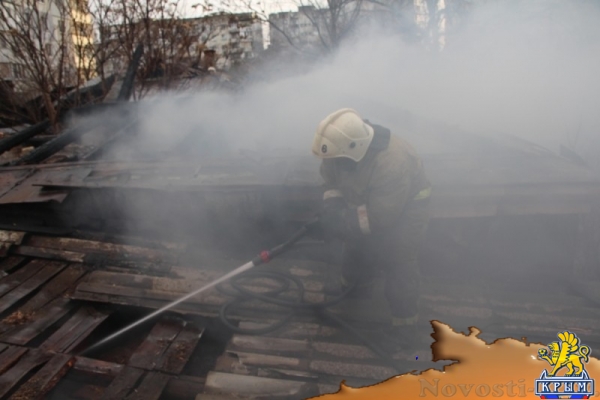 Пожарные спасли четырёх человек из огня в Симферополе (ФОТО) - «Возвращение в Россию» Пожарные спасли четырёх человек из огня в Симферополе (ФОТО) - «Возвращение в Россию»