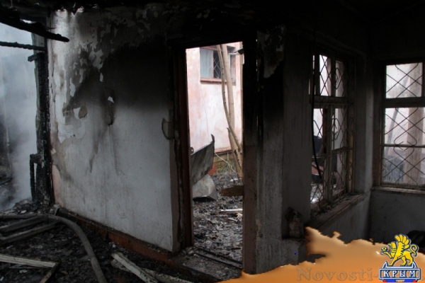 Пожарные спасли четырёх человек из огня в Симферополе (ФОТО) - «Возвращение в Россию» Пожарные спасли четырёх человек из огня в Симферополе (ФОТО) - «Возвращение в Россию»