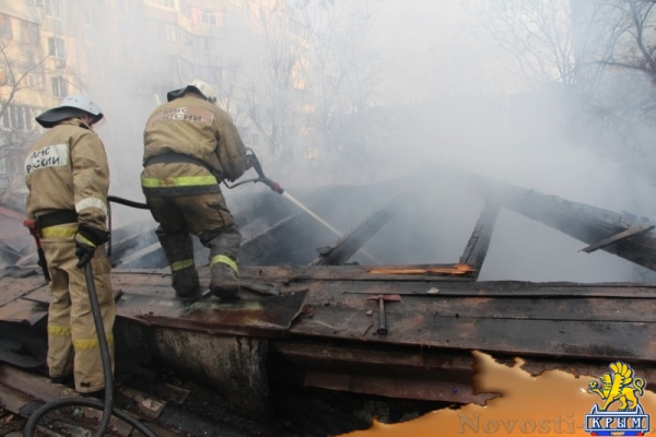 Пожарные спасли четырёх человек из огня в Симферополе (ФОТО) - «Возвращение в Россию» Пожарные спасли четырёх человек из огня в Симферополе (ФОТО) - «Возвращение в Россию»