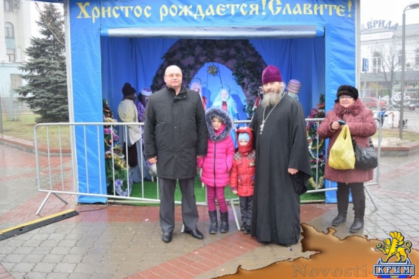 В центре Симферополя открылся Рождественский вертеп (ФОТОФАКТ) - «Симферополь» В центре Симферополя открылся Рождественский вертеп (ФОТОФАКТ) - «Симферополь»