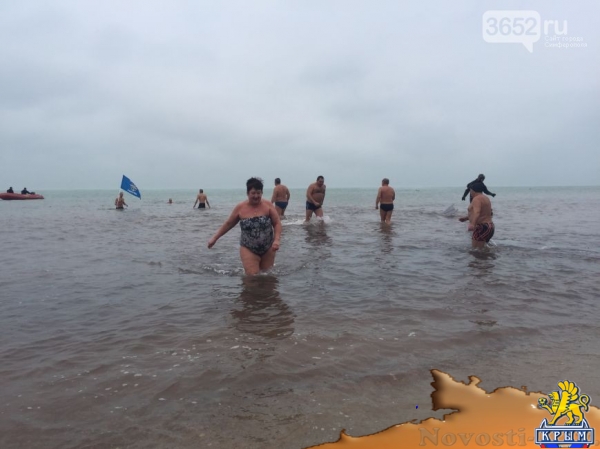 В Евпатории на Рождество "моржи" искупались в "теплом" море (ФОТОФАКТ) - «Симферополь»